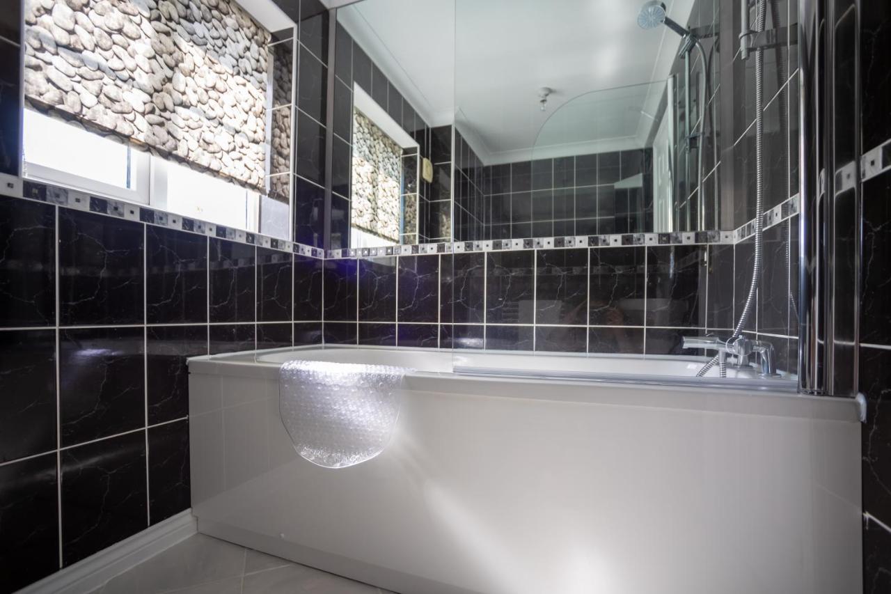 Hereford - Finch House - Modern 4 Bedroom House Located In South Hereford, Dog Friendly With Nearby Countryside, Pool Table, Sleeps Up To 10 Guests - Hosted By Rentmyhouse Kültér fotó